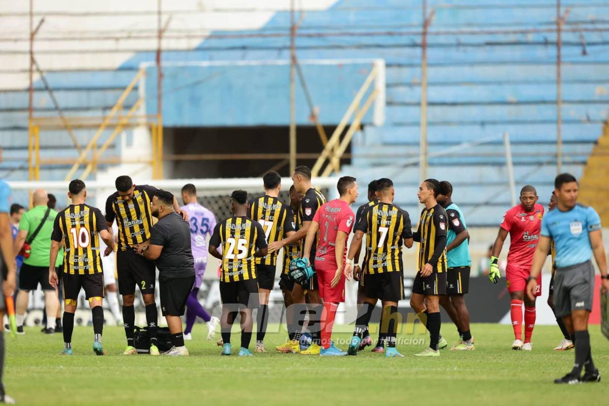 Diego Vázquez viendo al Real España, las preciosas chicas y los aficionados del Cartaginés que sufrieron en el Morazán