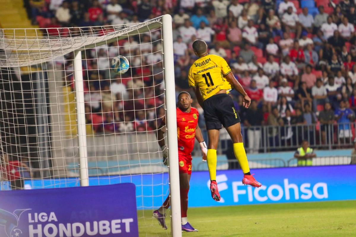 Plantel de Motagua esperó a Romario, bellezas y ¿Entró Emilio al estadio?