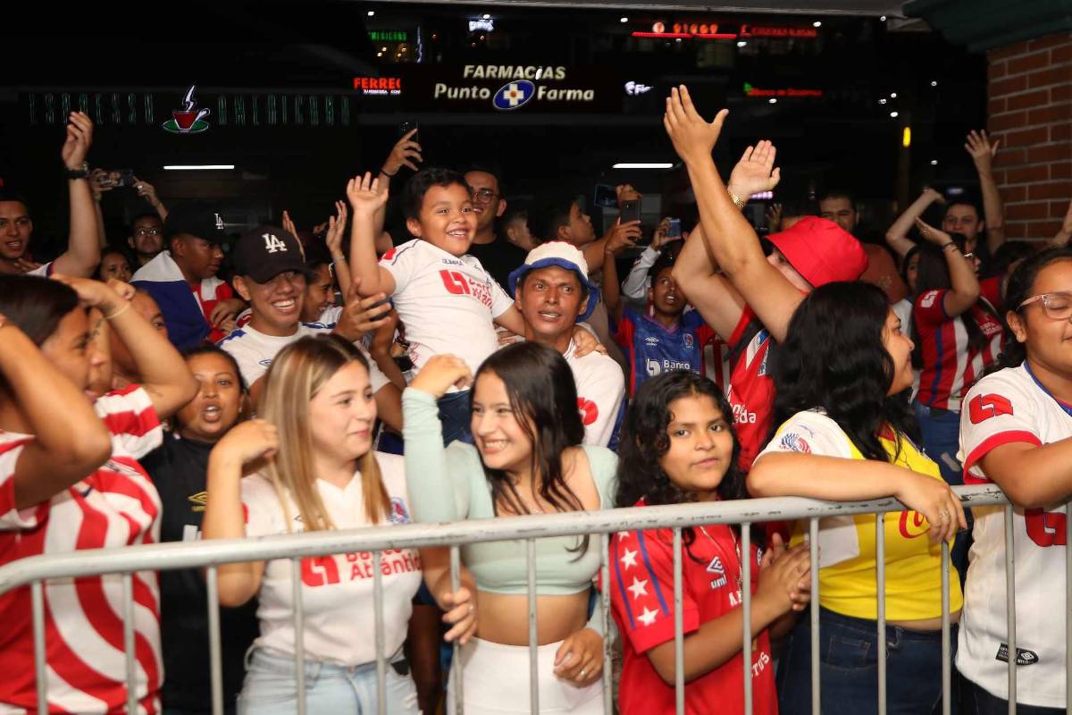 ¡Una locura de banderazo! Afición del Olimpia se desborda junto al plantel pensando en la corona 39