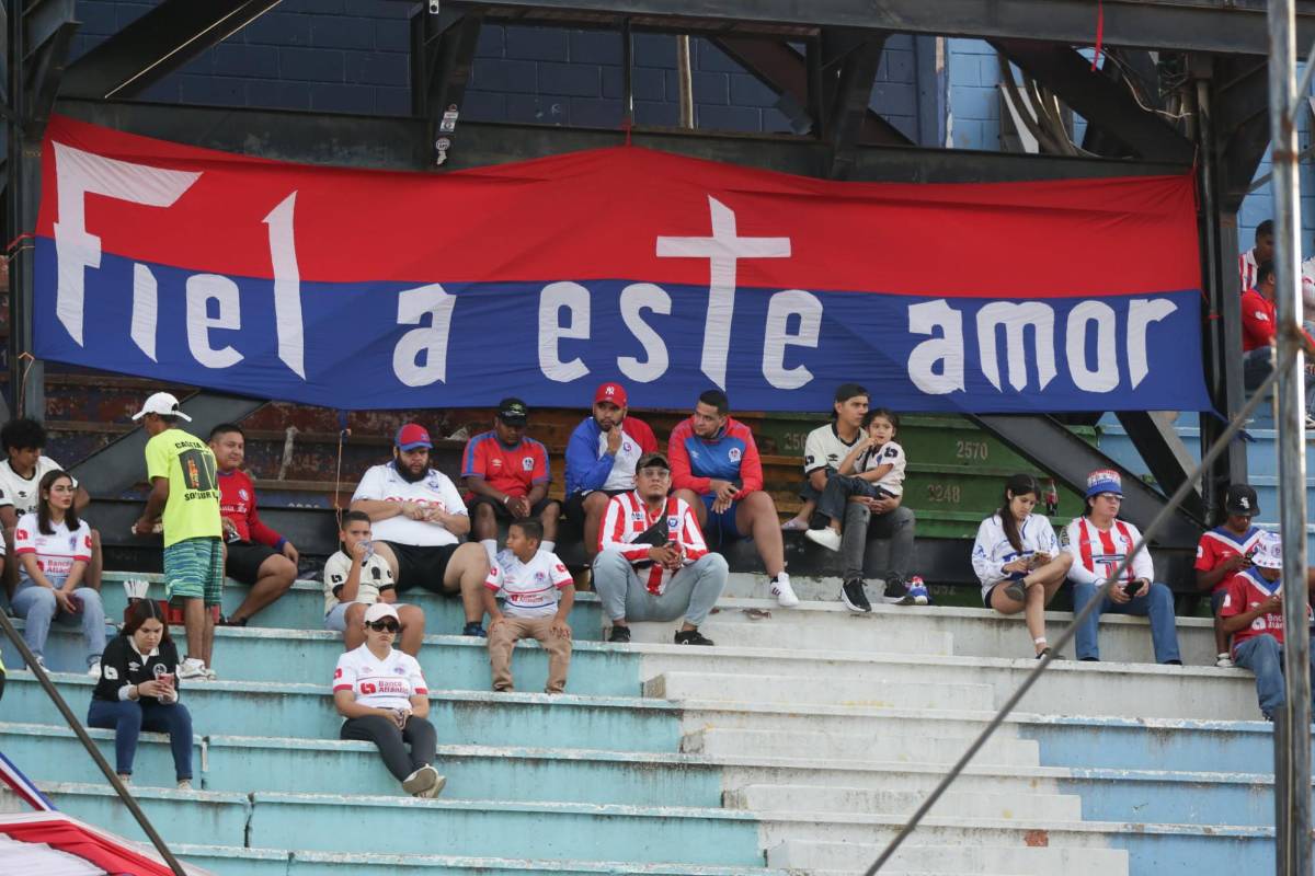 La fiesta que armó la Ultra Fiel, bellas chicas en el Chelato Uclés y el aficionado de Real España junto a los de Olimpia