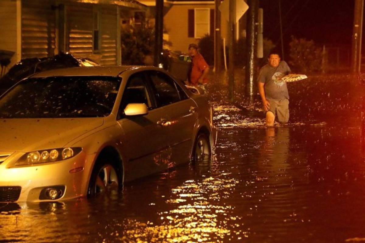 Huracán Florence toca tierra y comienza a desatar su furia en costa este de Estados Unidos