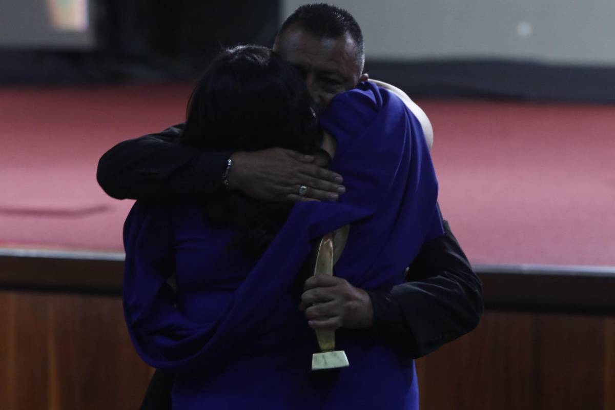 La gala de Liga Nacional en fotos: ¿Con quién llegó Troglio? la belleza en la pasarela azul y los jugadores de Olimpia dejan ver a sus parejas