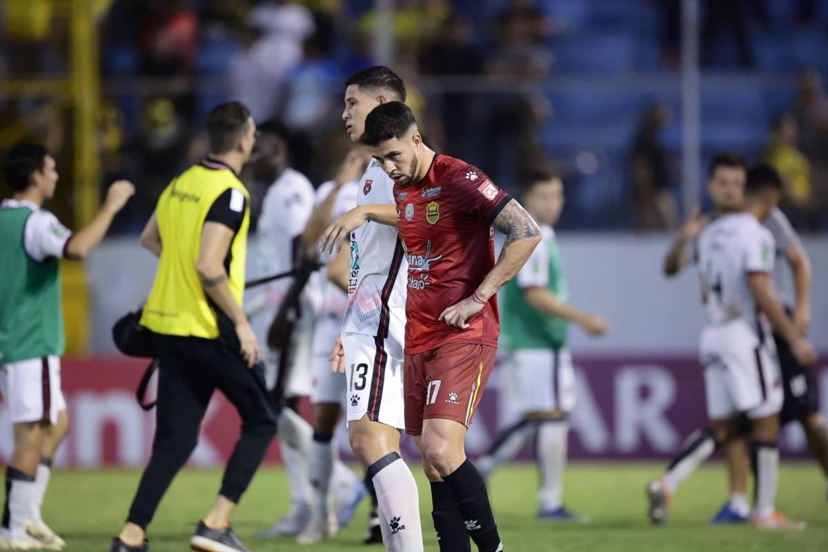 Pedro Baez, delantero paraguayo del Real España, termina desilusionado al final del juego.