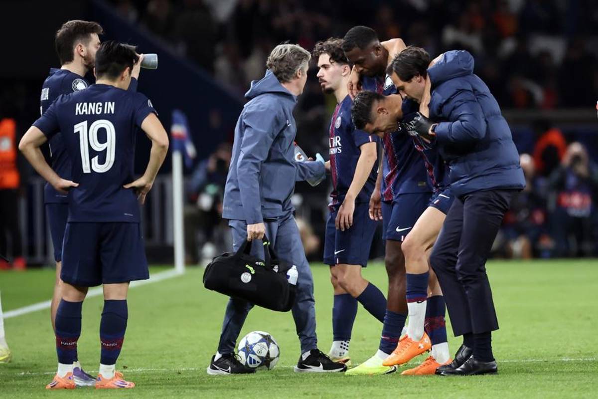 Es terrible: Luis Díaz provoca grave lesión a Hakimi en la Champions; el jugador del PSG se marcha llorando