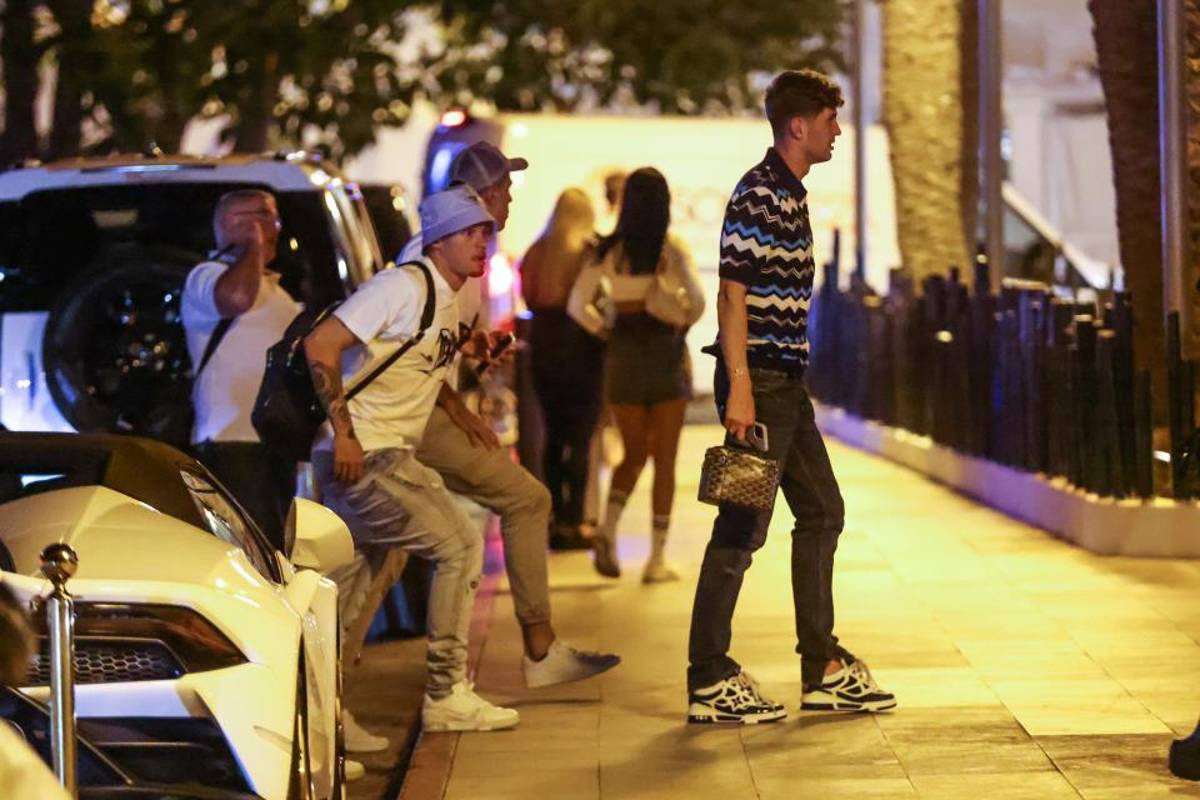 La salvaje fiesta de “Champions” del City en Ibiza: Grealish con los pantalones abajo, invitado especial y Haaland fumando