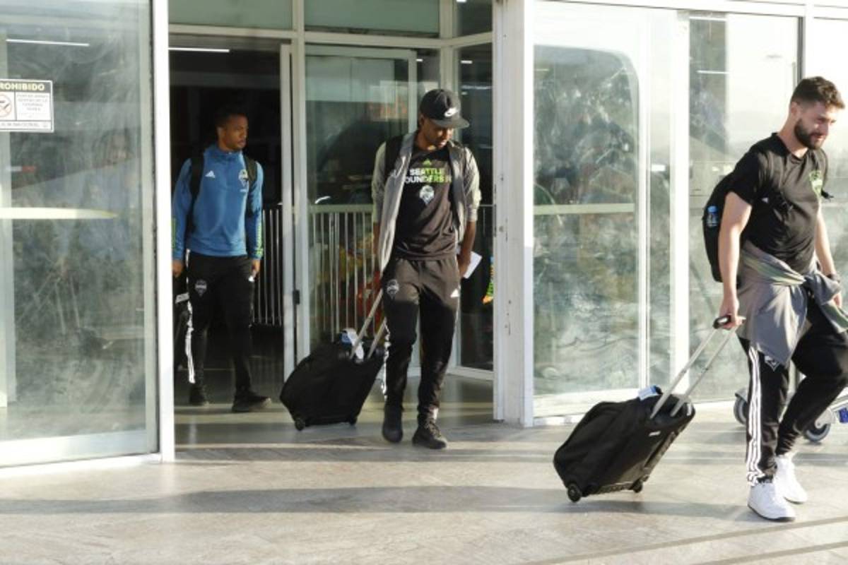 ¡Dos con mascarilla! Las imágenes de la llegada de Seattle Sounders a Honduras