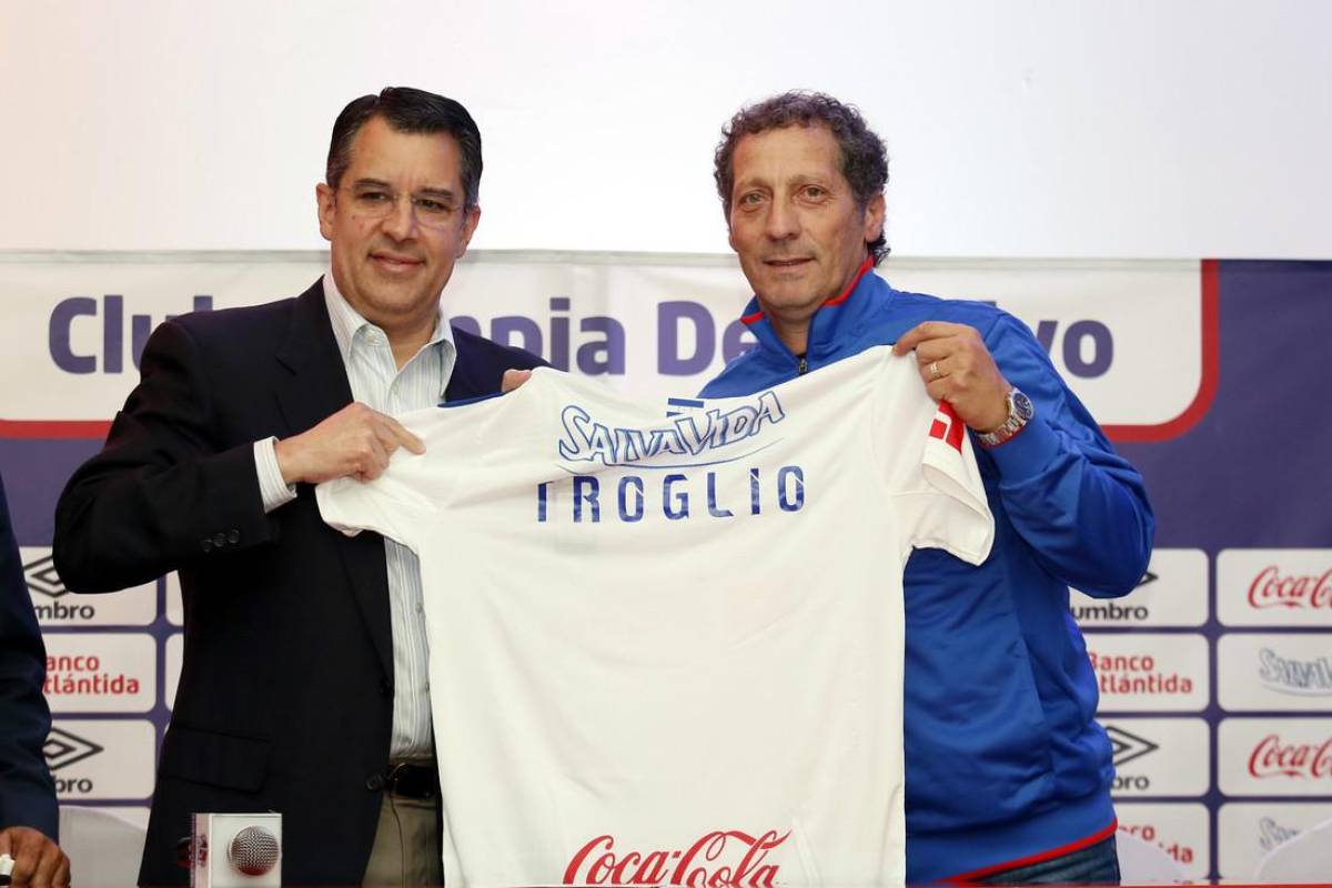 Pedro Troglio cuando fue presentado por el presidente del Olimpia, Rafael Villeda.