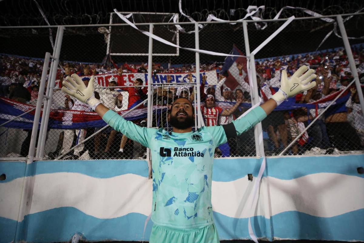 FOTOS: El que se robó el show en el festejo de Olimpia, el beso de Beckeles, legionarios presentes e invasión de cancha
