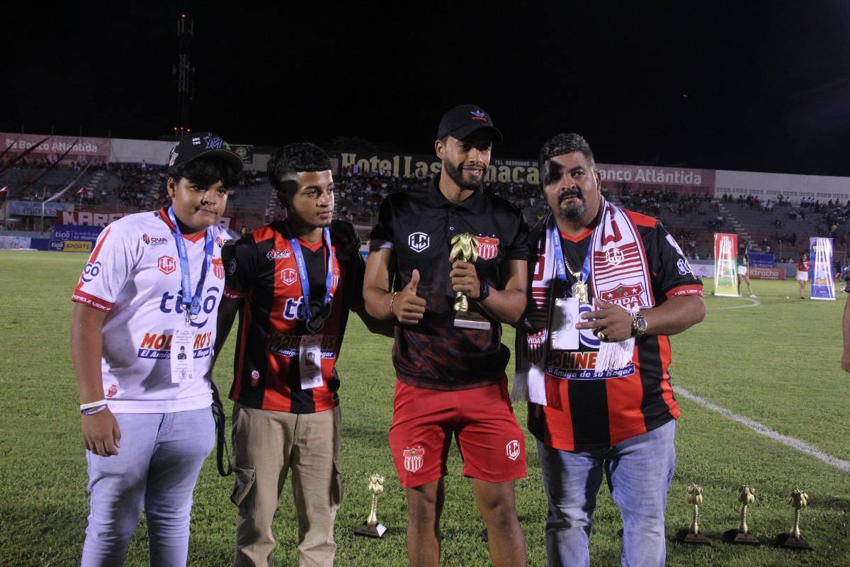 ¿A quién ‘espiaba’ Héctor Vargas? Derroche de bellezas, pasillo a Motagua, el abrazo de Obando con su hijo y tremendo ambiente en Olancho