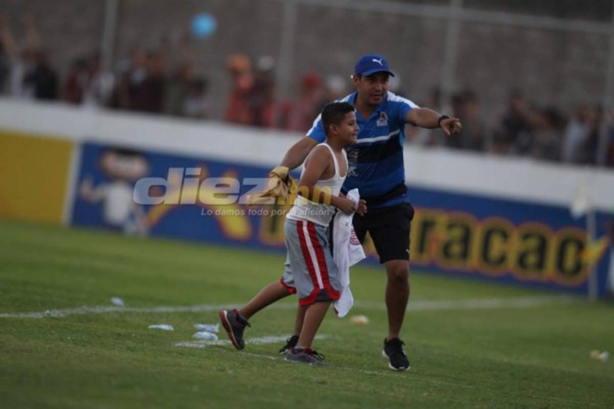 NO VISTE EN TV: Saludo a Vargas, aficionada queda en brasier y niño irrumpe el clásico