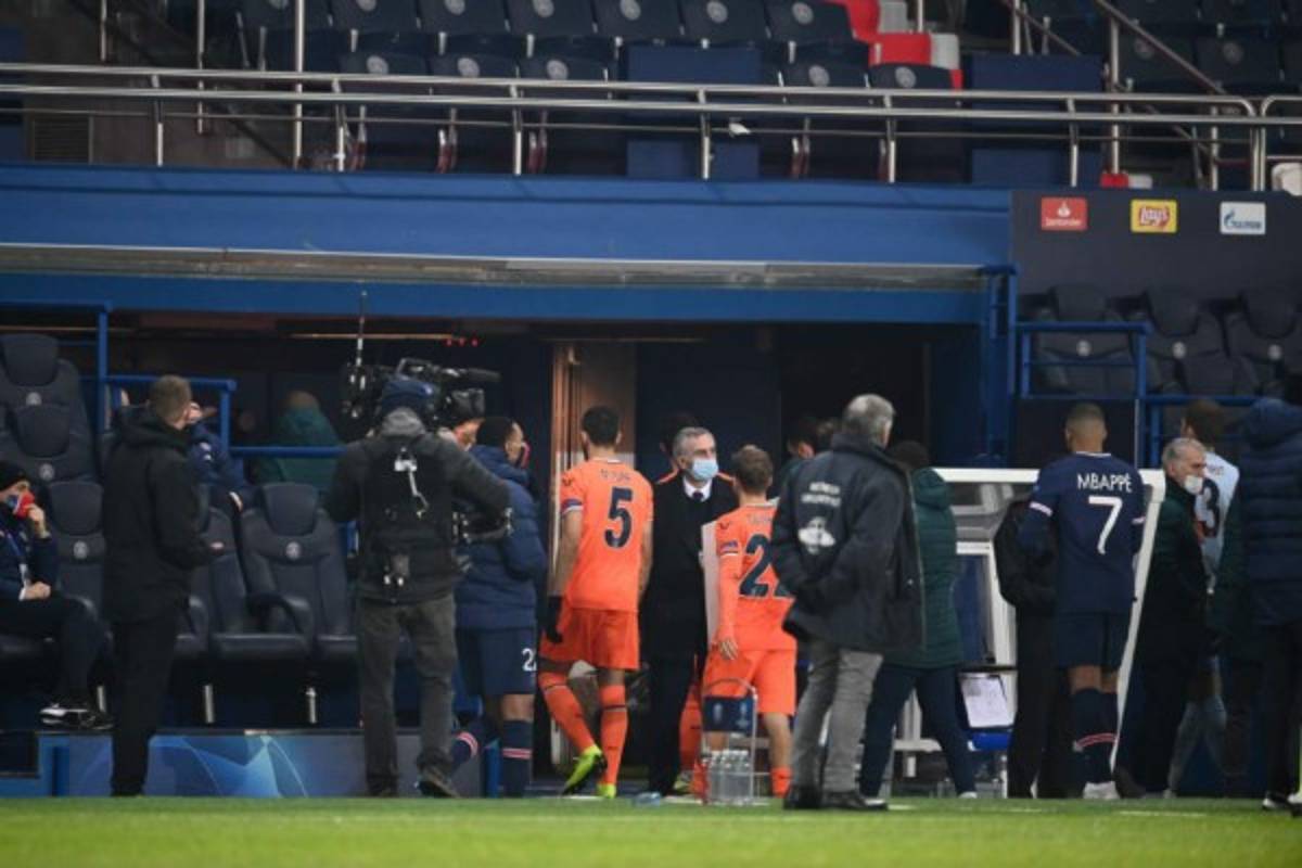 Escándalo: ¿Qué le dijo? Así fue la bronca que se armó en el Istanbul-PSG por racismo de un árbitro