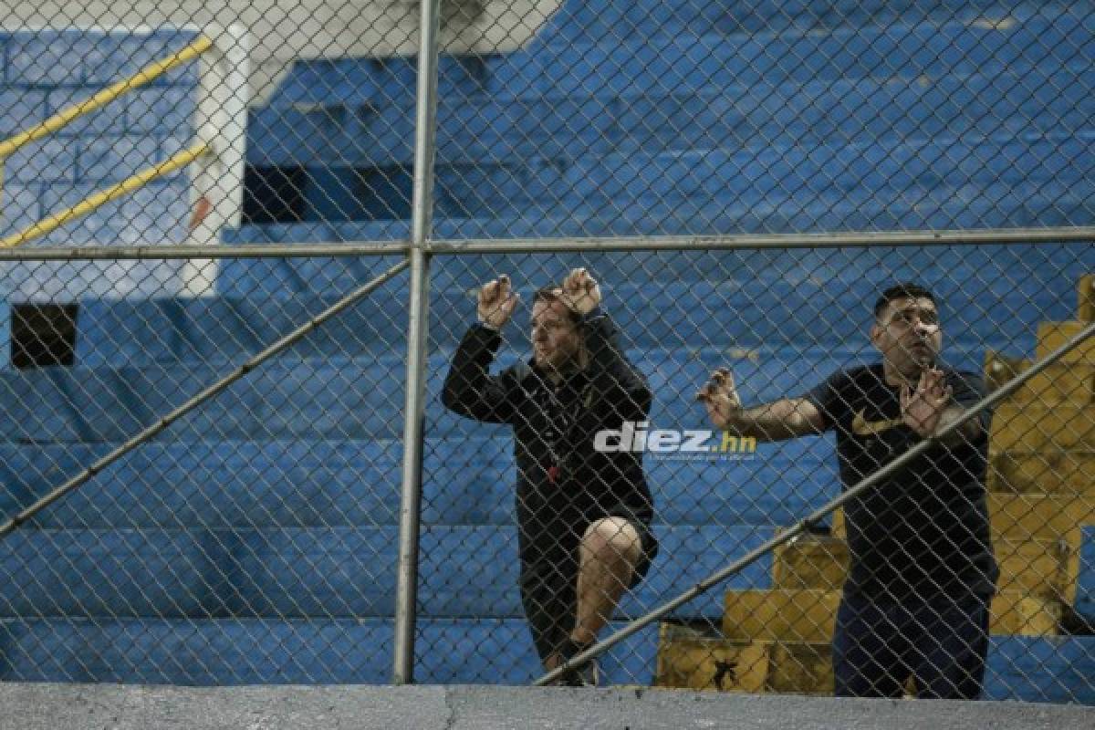 CURIOSAS: Policías en la cancha, pancarta y la acción de recogebalones