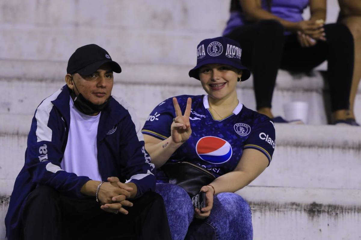 El desespero del DT de Pachuca en el banquillo, la preciosa chica en el Olímpico y el saludo de Lucas Campana