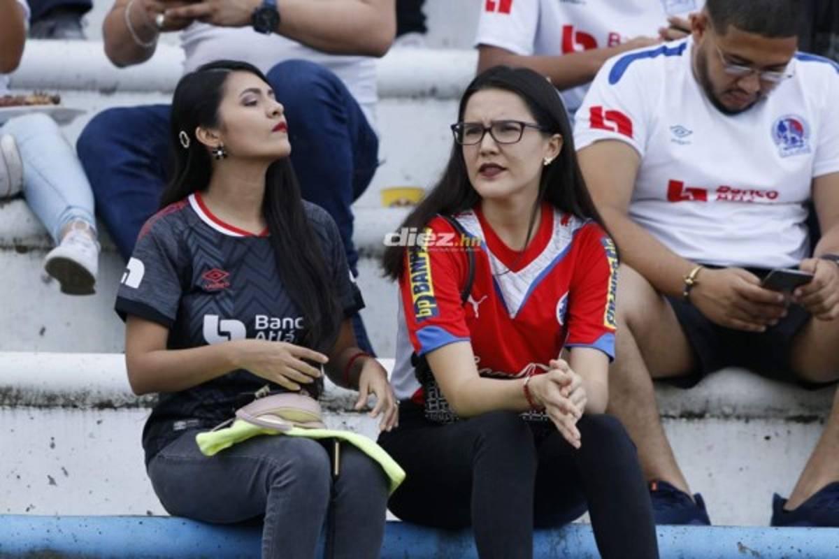 ¡Qué lindo clásico! Cecilia Landa, novia de Deiby Flores, acapara las miradas en el Olímpico