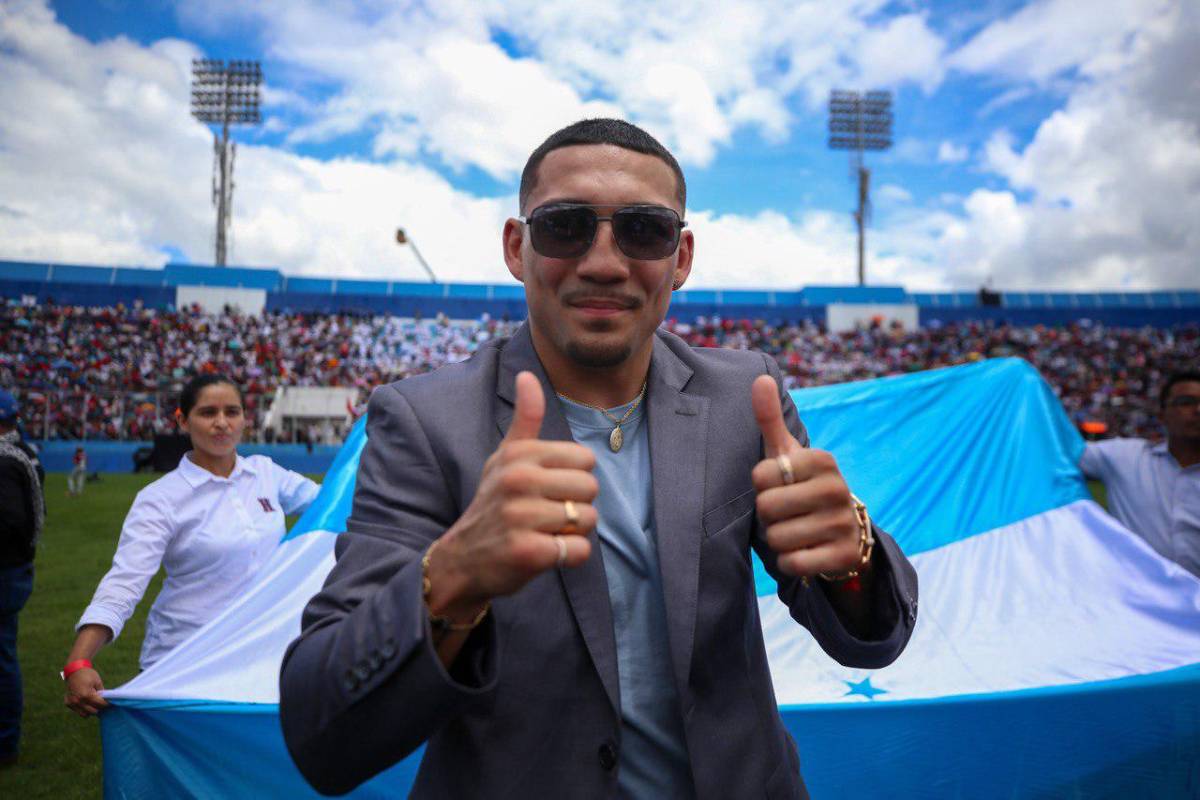¡Un show “peleando” con niños! Así fue captado el boxeador Teófimo López en su presencia en los desfiles de Honduras