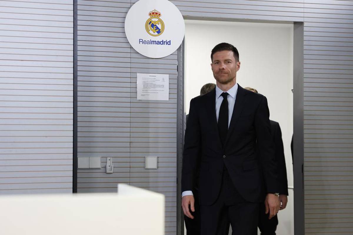 Así fue presentado Xabi Alonso como nuevo técnico del Real Madrid: acompañado por su esposa y el contrato que firmó