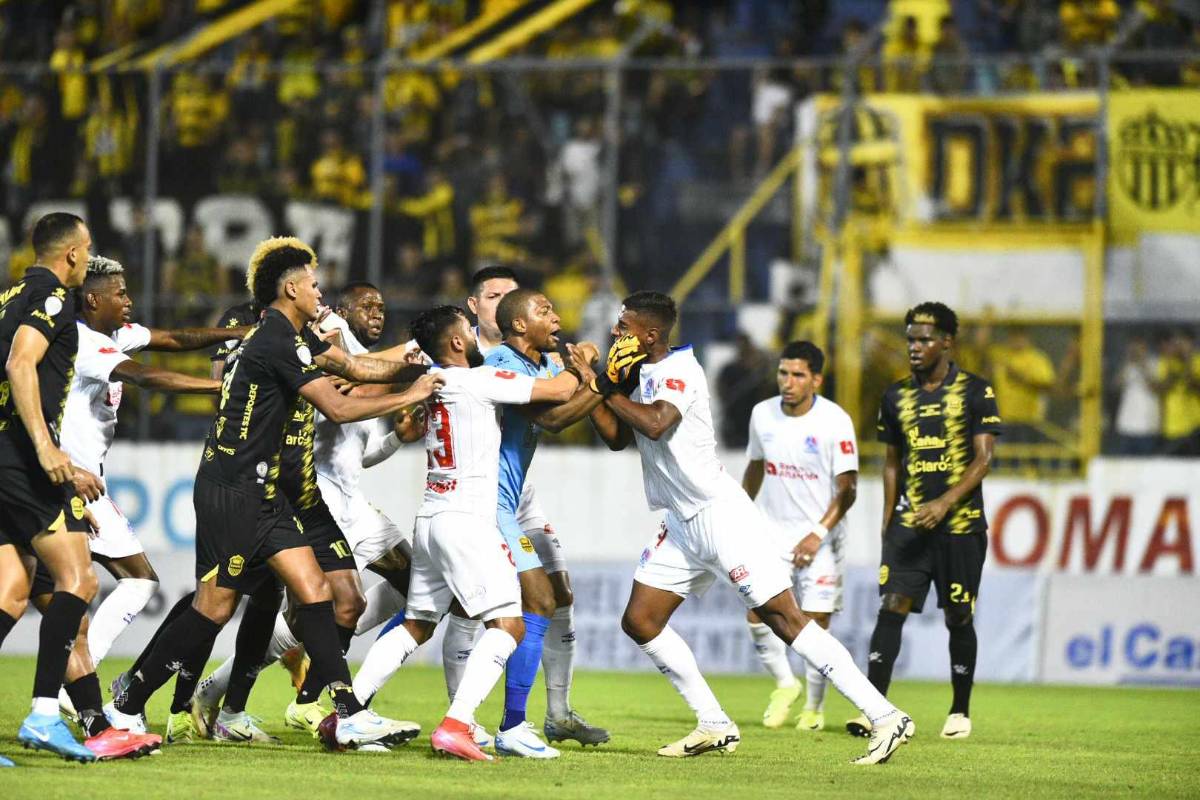 ¡Bronca en el clásico! Buba López estuvo incontrolable y el juego Real España vs Olimpia tuvo su nota negativa