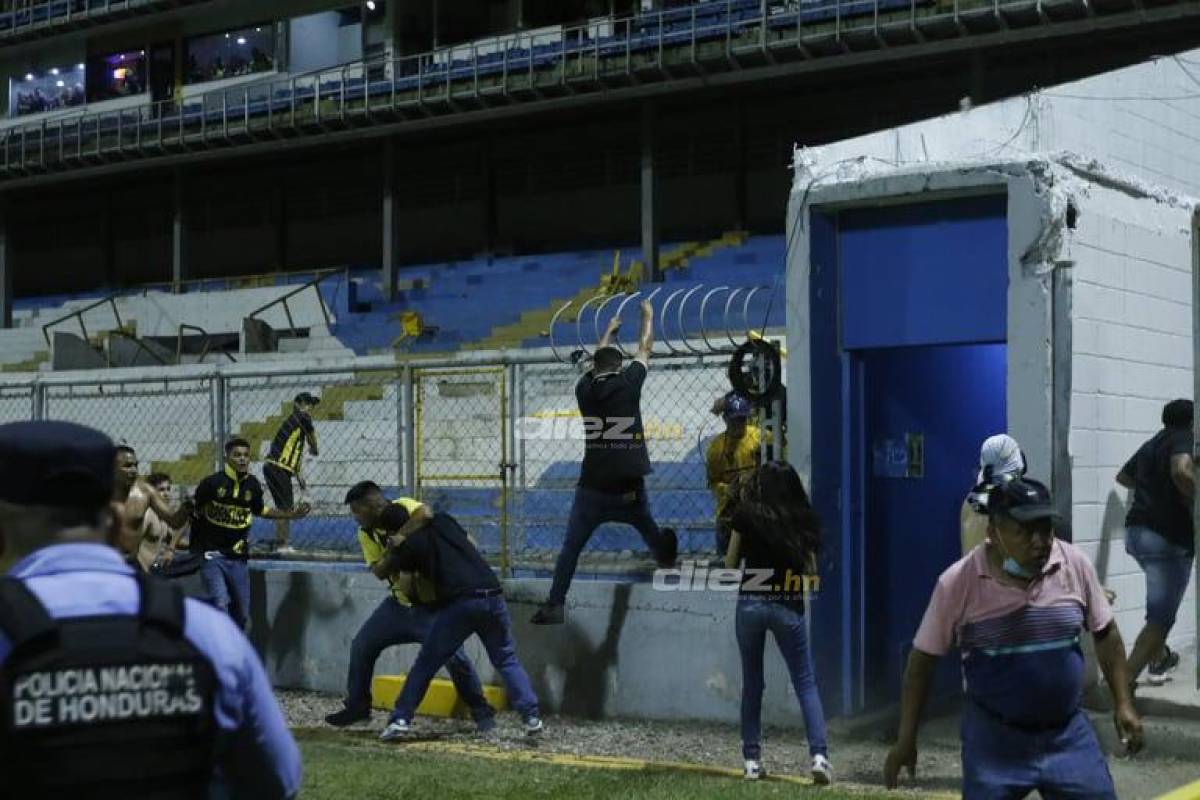Salvajes: Dramáticas imágenes de aficionados de Real España atacando brutalmente a una mujer en el estadio Morazán