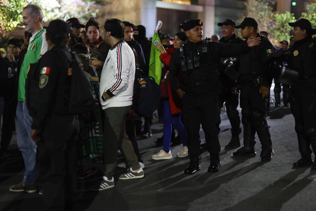 Mexicanos llevaron serenata al hotel de Inglaterra: la policía tuvo que desalojarlos