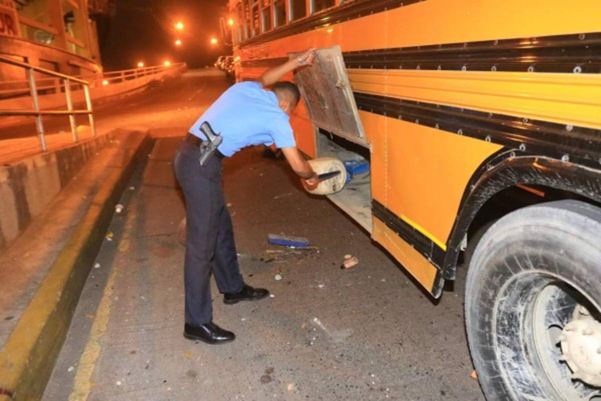 FOTOS: Barras del Olimpia y Marathón cruzan disparos en pleito