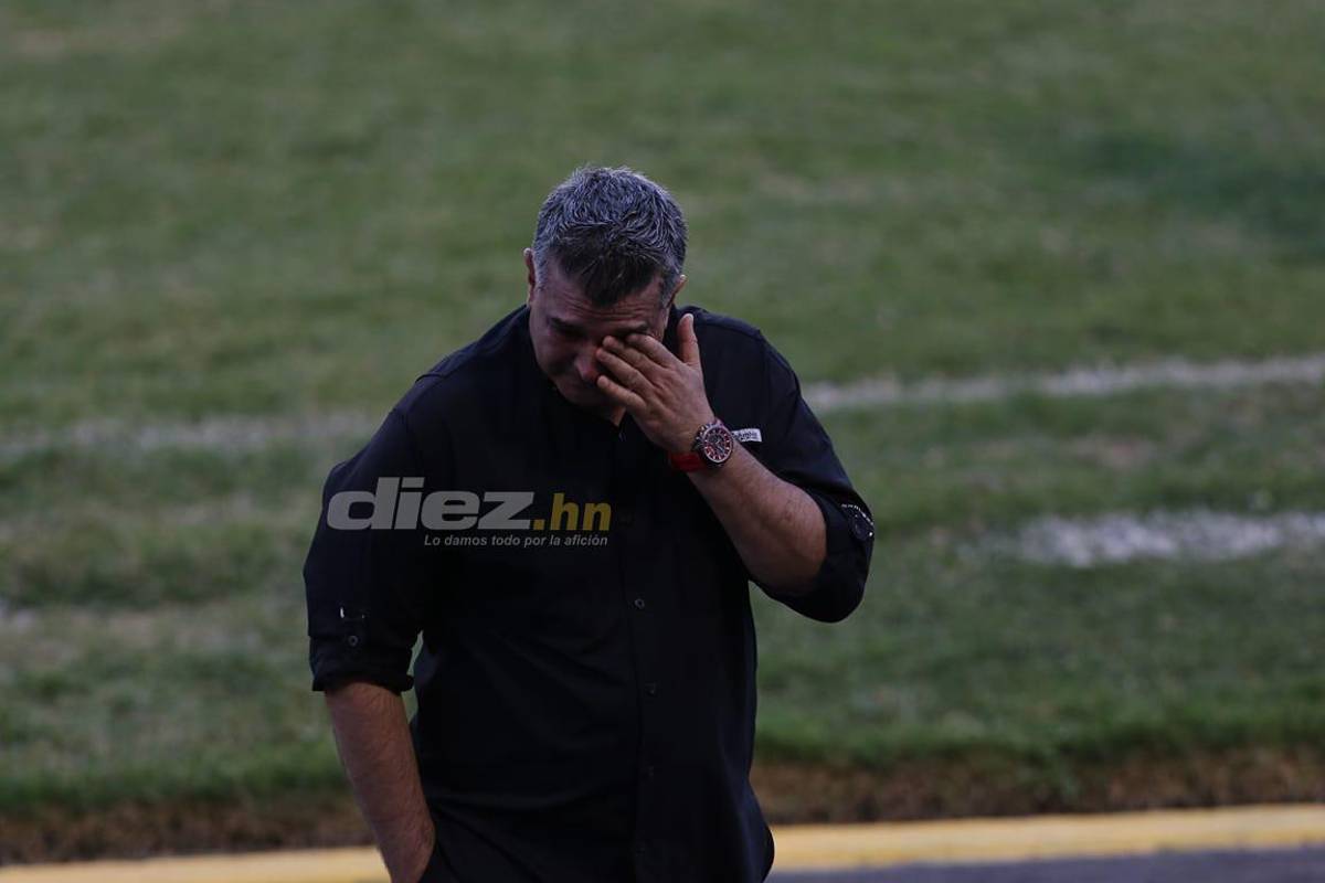No pudo contener las lágrimas: Diego Vázquez llora y así fue captado en su último día como entrenador de Motagua