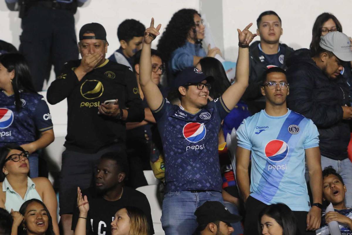 ¿Quién era la chica de rojo? La sangre se hizo presente en la cancha, las preciosas chicas de Motagua y ¿quién comía tajaditas?