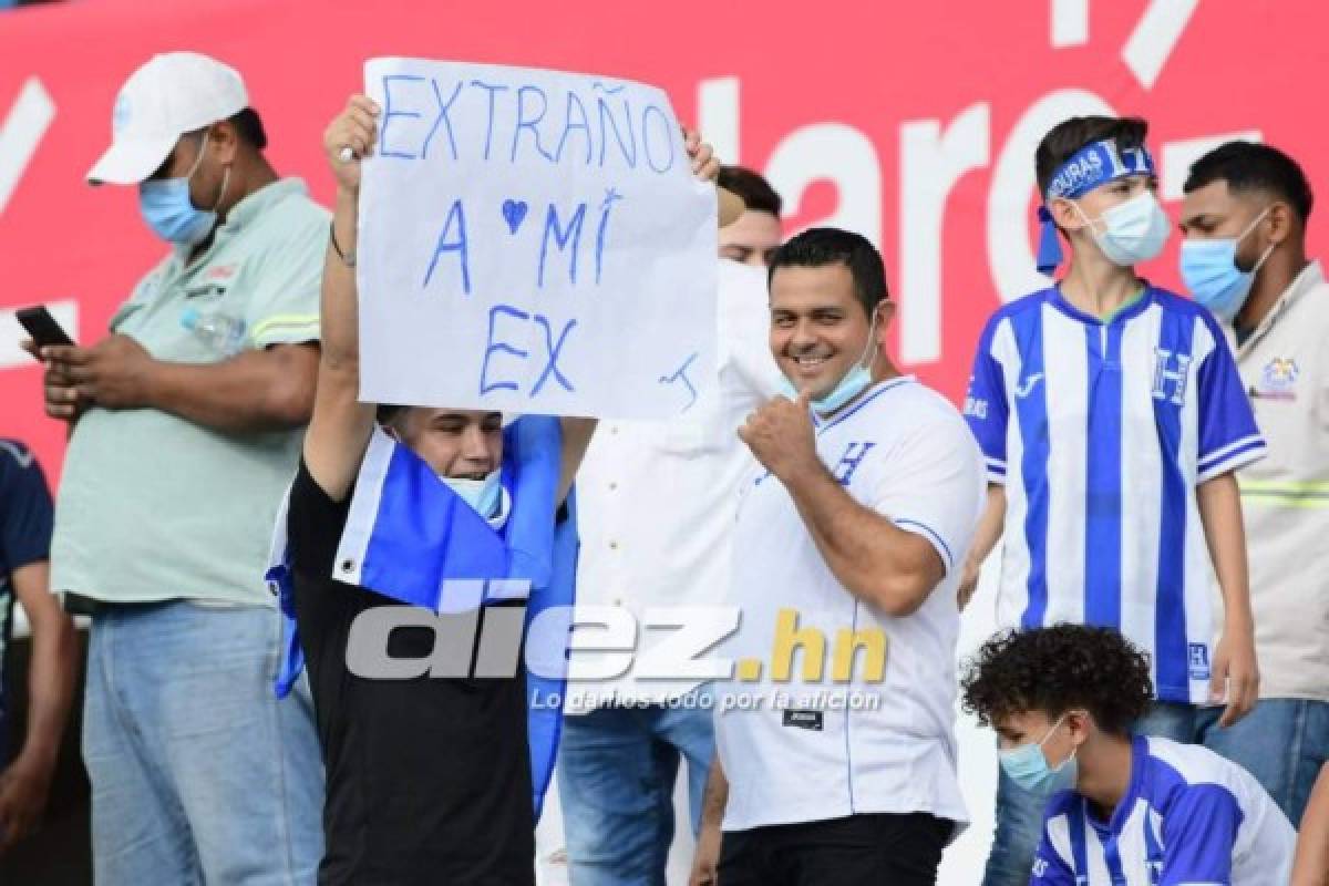 'Extraño a mi ex', 'mandilón': Las pancartas más curiosas y jocosas en el Estadio Olímpico