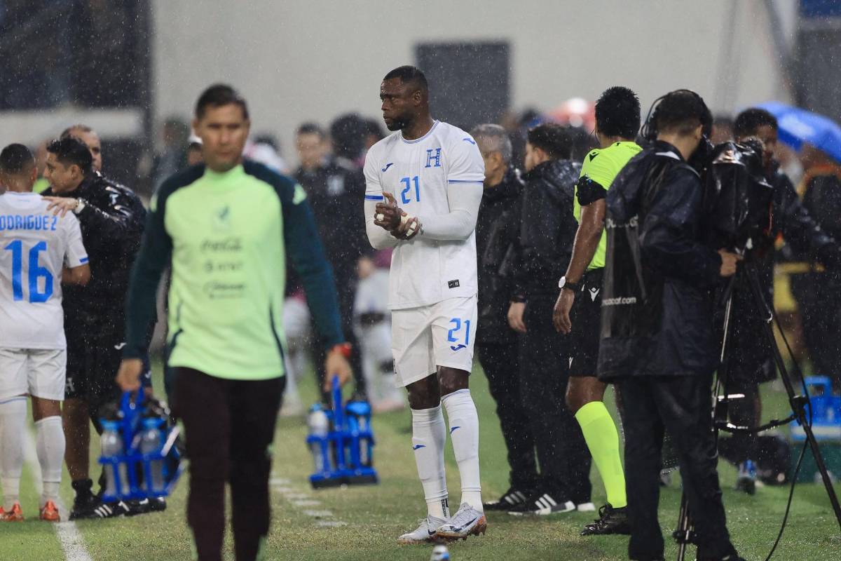 Yustin Arboleda tuvo debut destacado con Honduras frente a México, agarrón con dos jugadores y se le vio bien acompañado