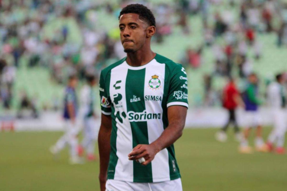 Choco Lozano enciende las alarmas: duro revés en su primer partido de titular con Santos Laguna