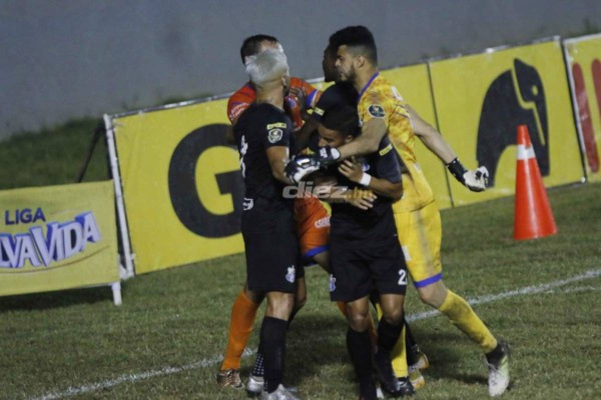 El fuerte calentón entre Rocca y Bengtson, la emotiva pancarta de Agámez y los golpes en El Progreso