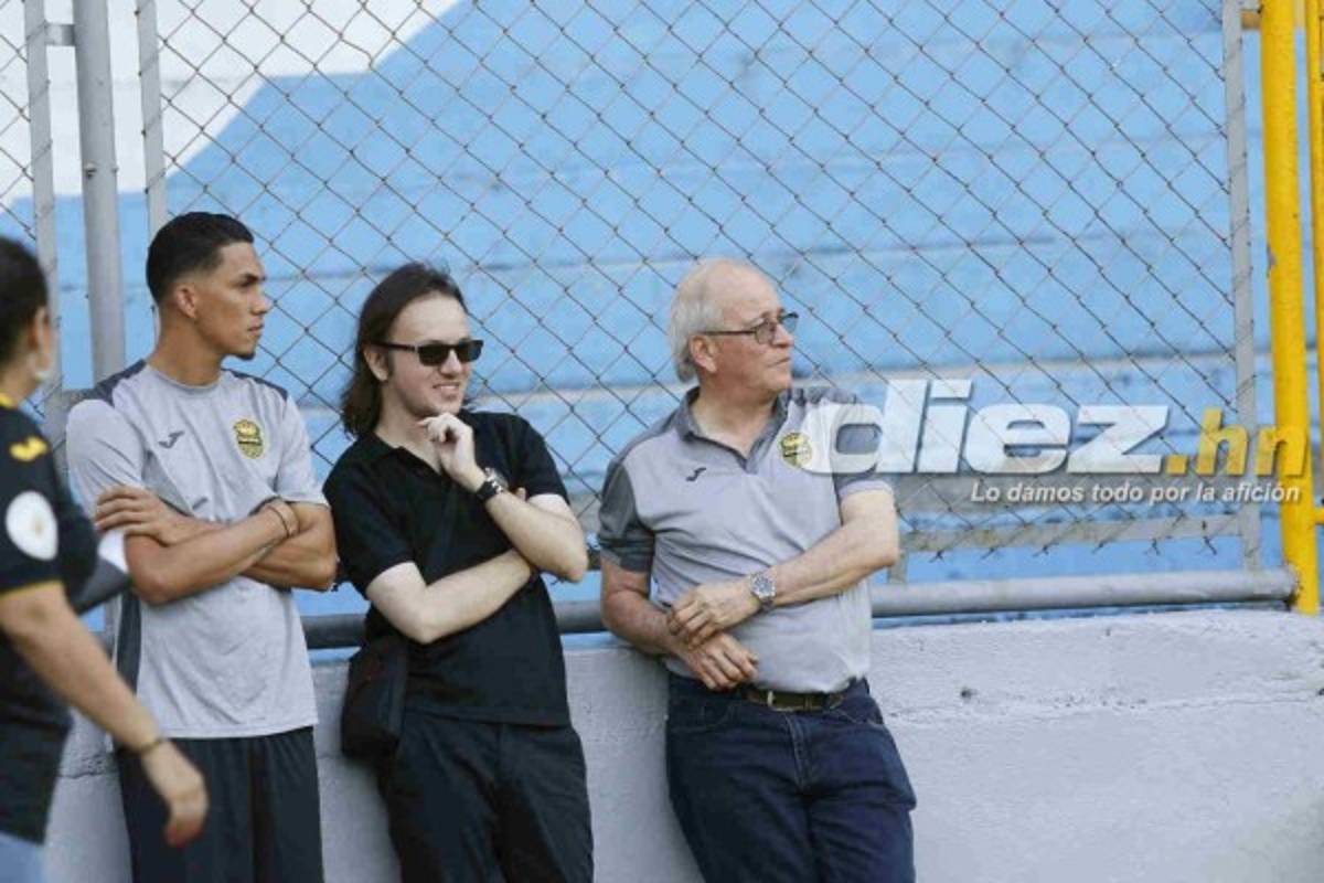 ¡AMBIENTAZO! El bonito gesto de un policía en la previa del Real España-Marathón