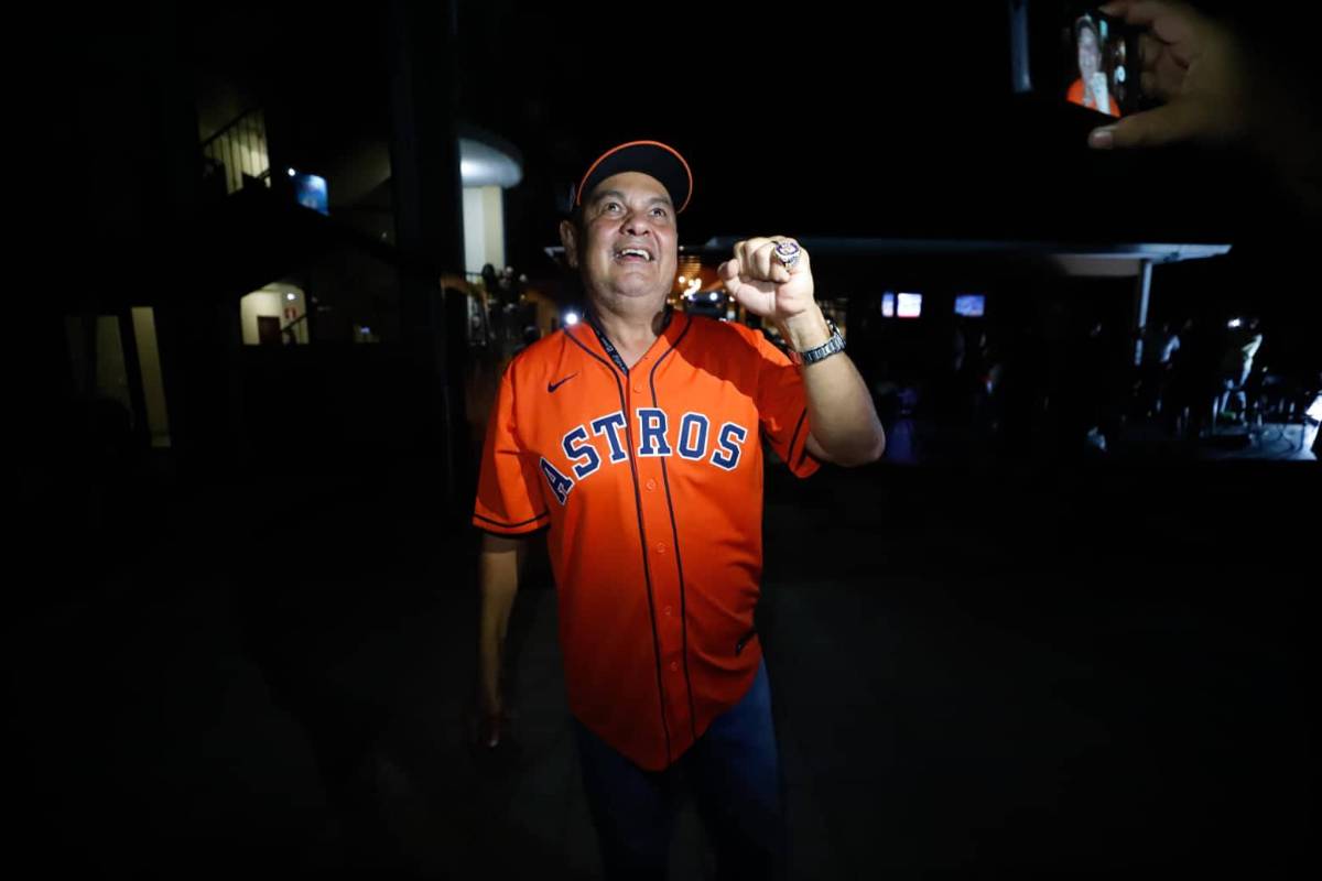 Muy emotivo: padre de Mauricio Dubón rompe en llanto celebrando la Serie Mundial en Tegucigalpa con seres queridos