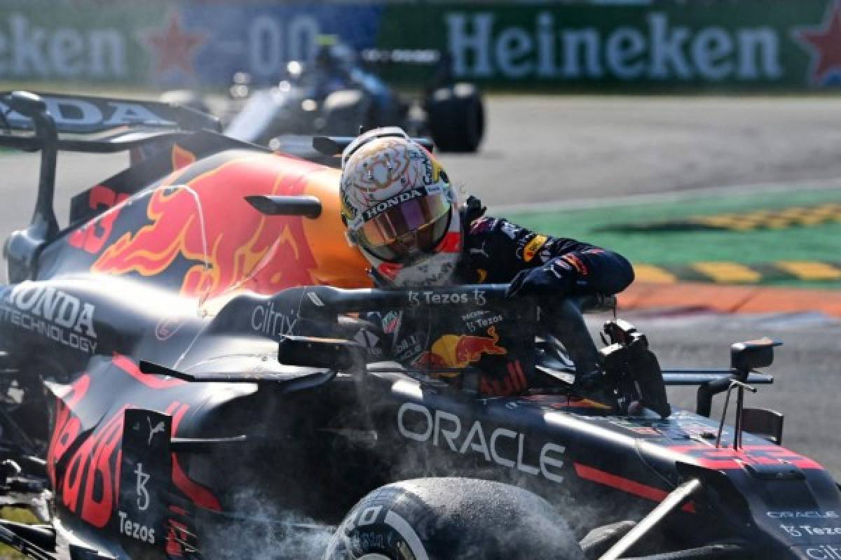Impactante accidente: La llanta del auto de Verstappen pasó sobre la cabeza de Lewis Hamilton