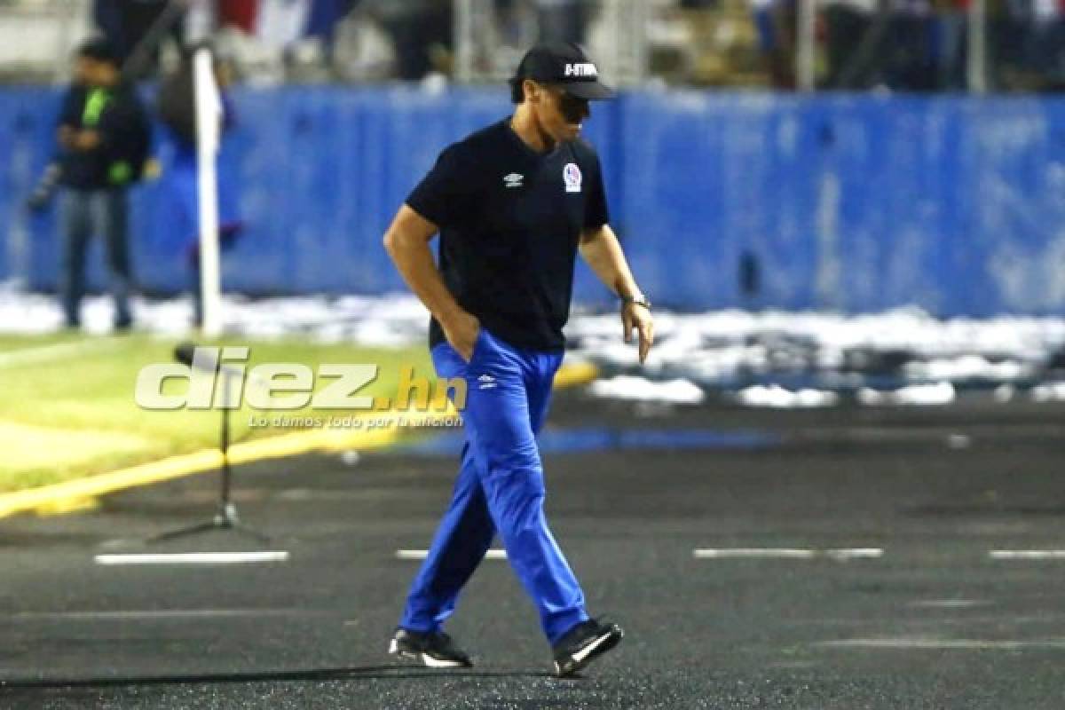 En fotos: Así vivió Pedro Troglio su primer juego dirigiendo al Olimpia