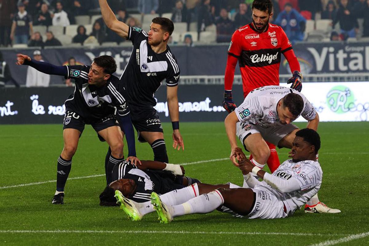 El defensor que chocó contra Elis: “Toca el balón primero, pero lo golpeo y luego lo vi en el suelo; perdió el conocimiento”