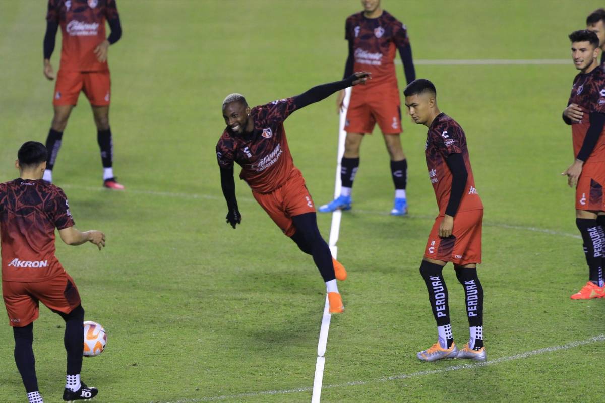 Prensa mexicana y bellas periodistas se apoderan del Olímpico: Atlas, muy sonriente pensando en Olimpia