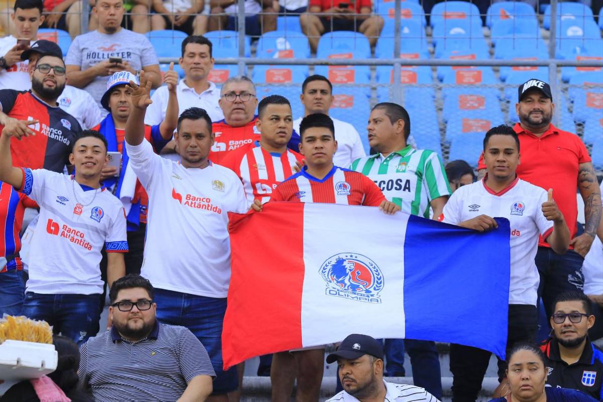 ¡Ambientazo de Champions! Invasión de olimpistas en el Olímpico y el grupo de afición del Atlas que se hace sentir