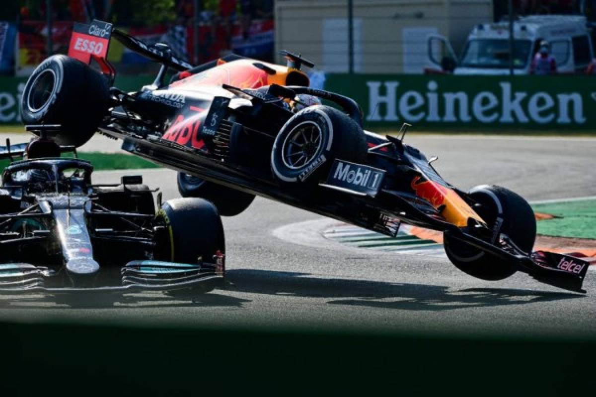 Impactante accidente: La llanta del auto de Verstappen pasó sobre la cabeza de Lewis Hamilton