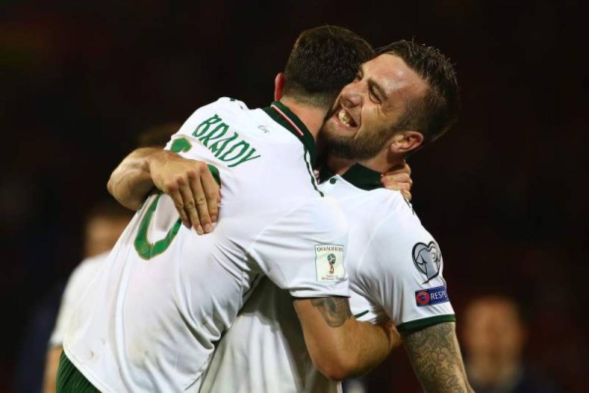 Republic of Ireland's defender Shane Duffy (R) celebrates victory with Republic of Ireland's midfielder Robbie Brady after the group D World Cup qualifying football match between Wales and Republic of Ireland at Cardiff City Stadium in Cardiff on October 10, 2017.Republic of Ireland beat Wales 1-0. / AFP PHOTO / Geoff CADDICK