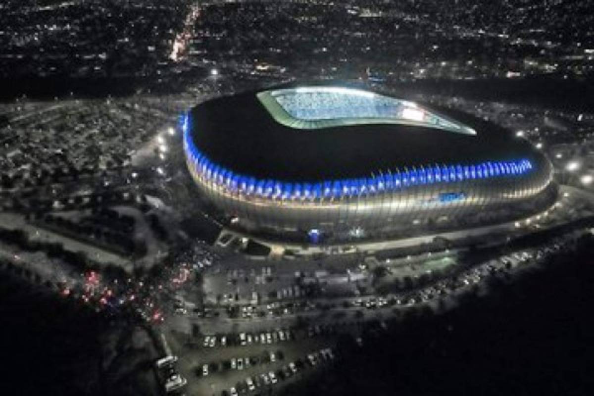 Espectacular recibimiento a Rayados, exDT del Real España homenajeado en el BBVA Bancomer