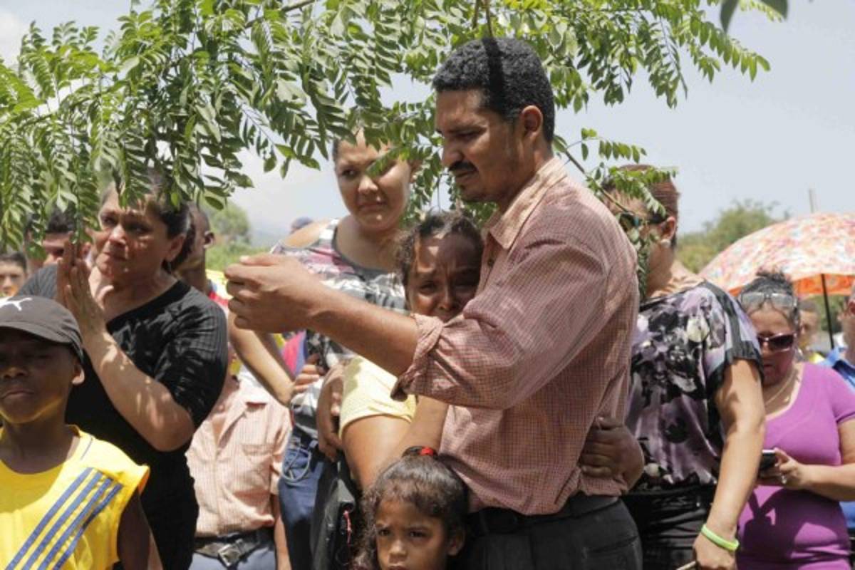 Multitudinario adiós a Enrique Reneau en su natal Jutiapa