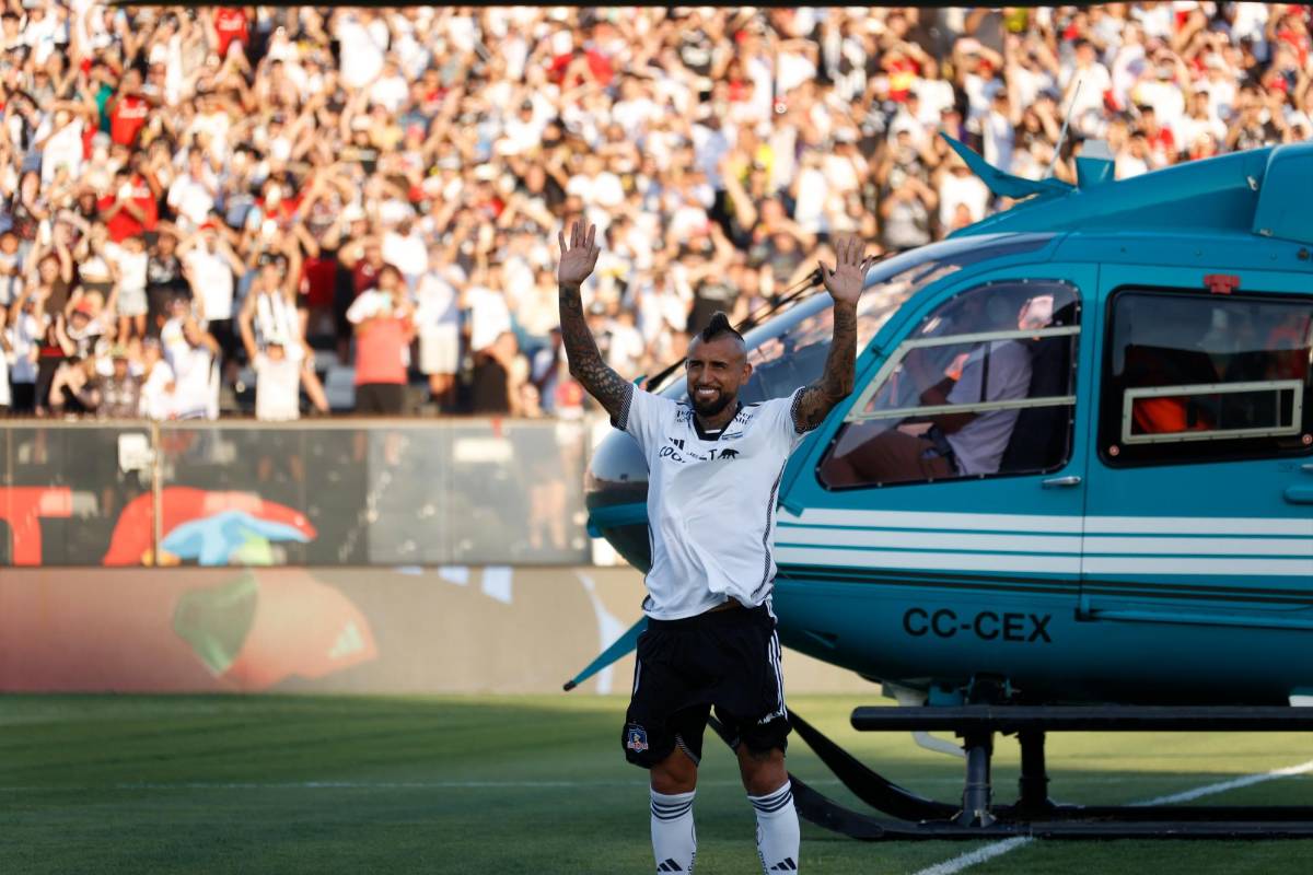 Arturo Vidal regresó a Colo Colo y así fue su épica presentación: llegó en helicóptero y luego montando un caballo como rey