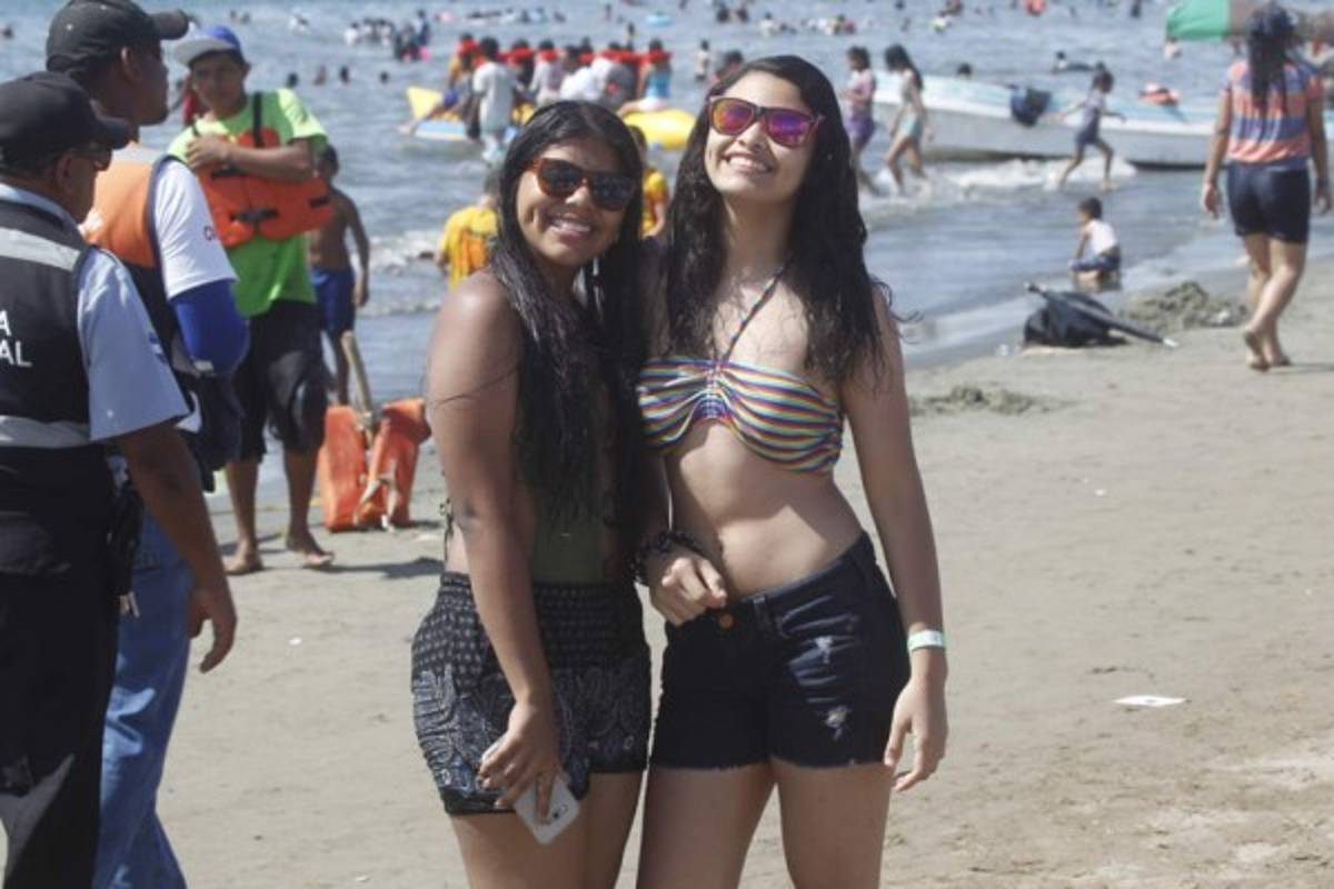 El ardiente verano 2017 en las playas de Honduras