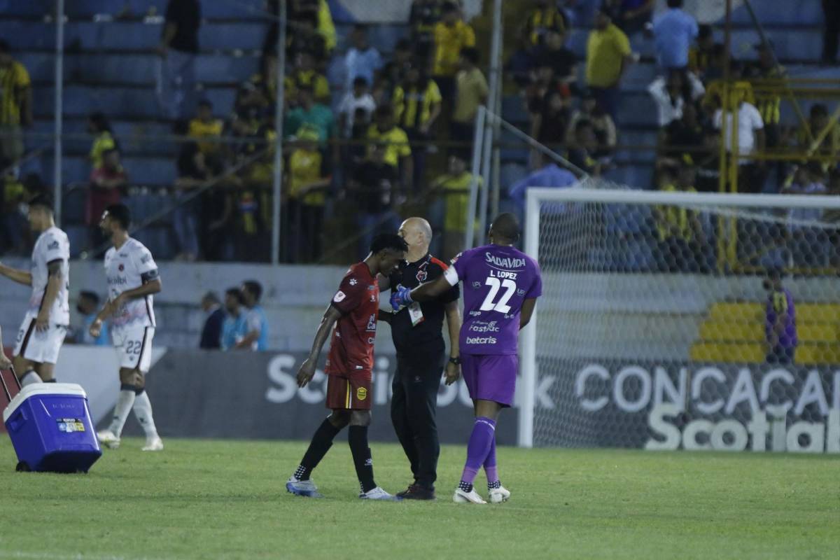 Insultos, abucheos y objetos lanzados a su persona: Fabián Coito no fue bien recibido por la afición catracha en el Francisco Morazán