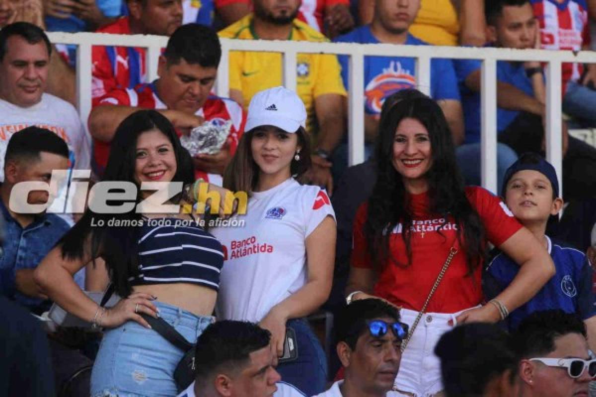 Modelos, aficionadas y esposas de jugadores, entre las chicas de la final Olimpia-Motagua