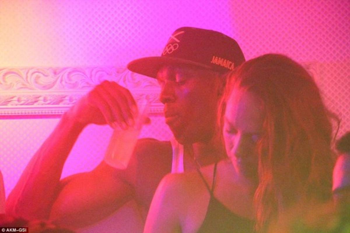 Escandalosas fotos de la fiesta de Usain Bolt ¡con una tercera mujer!