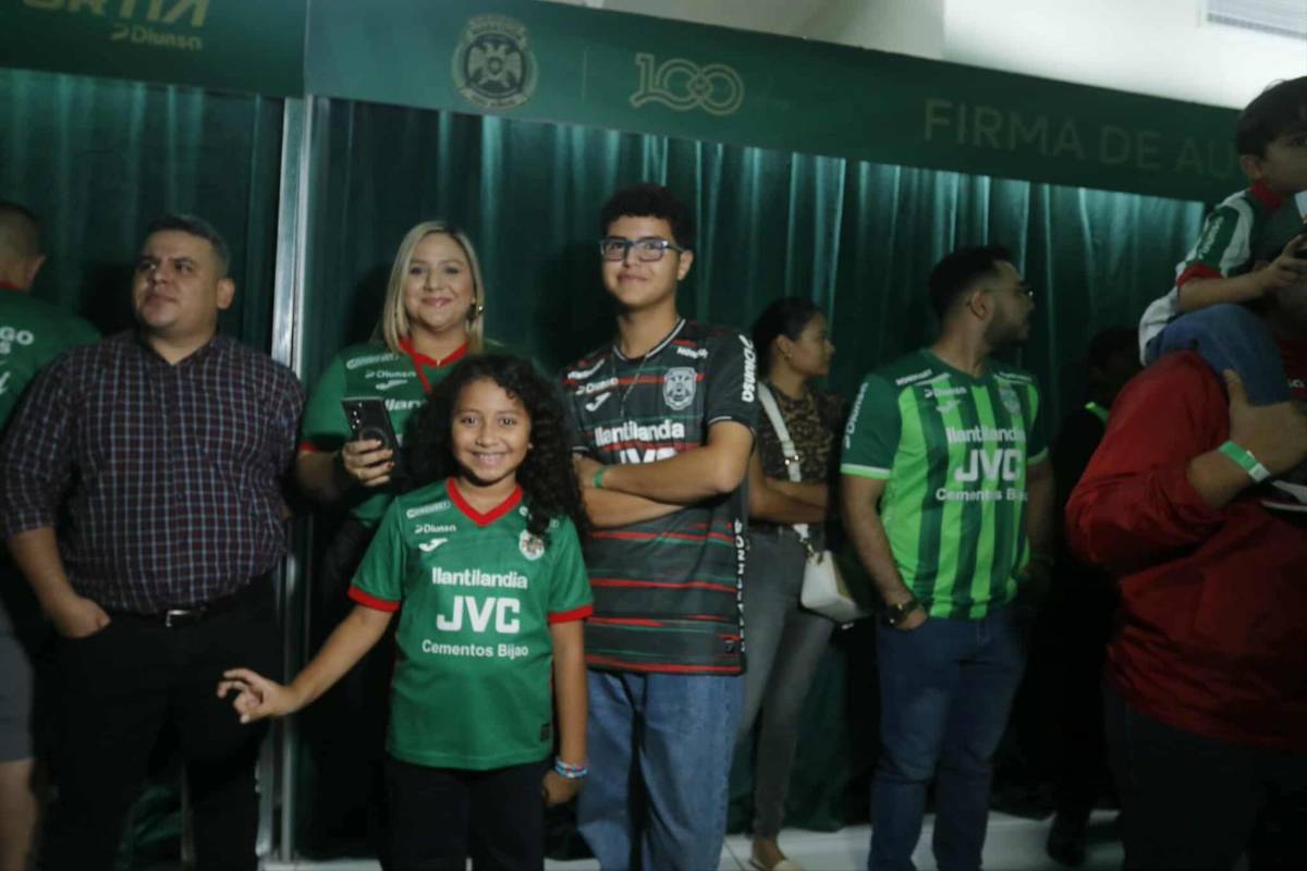 ¡La nueva piel del centenario! Marathón presentó su histórico uniforme acompañado de sus leyendas