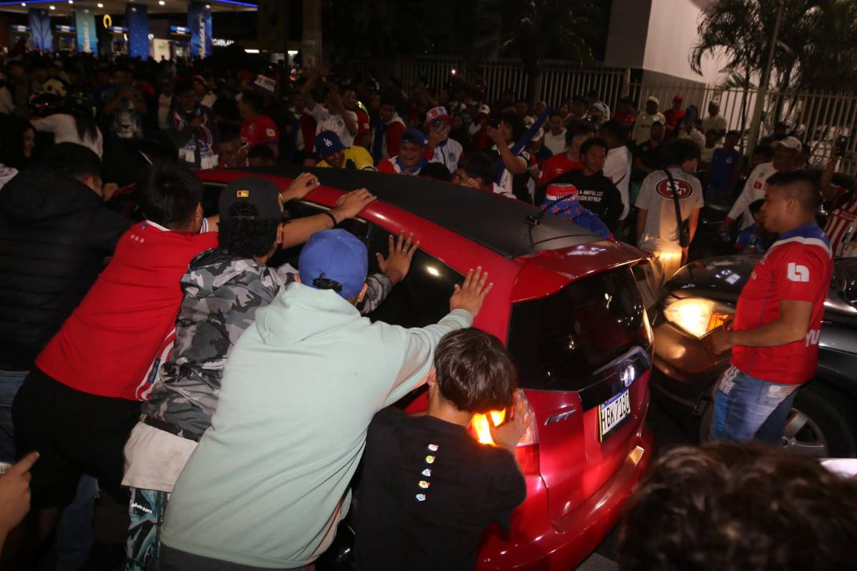 'Destruyeron' carro lujoso y chicas enamoraron: así fueron los festejos de los hinchas del Olimpia tras conquistar la copa 40