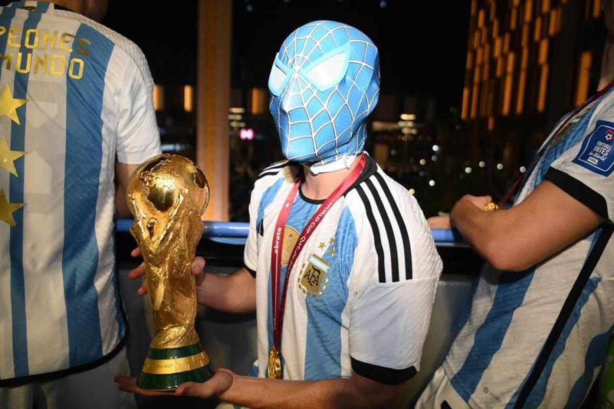 Camellos, alcohol y jeques: La exuberante caravana de la selección de Argentina en las calles de Doha