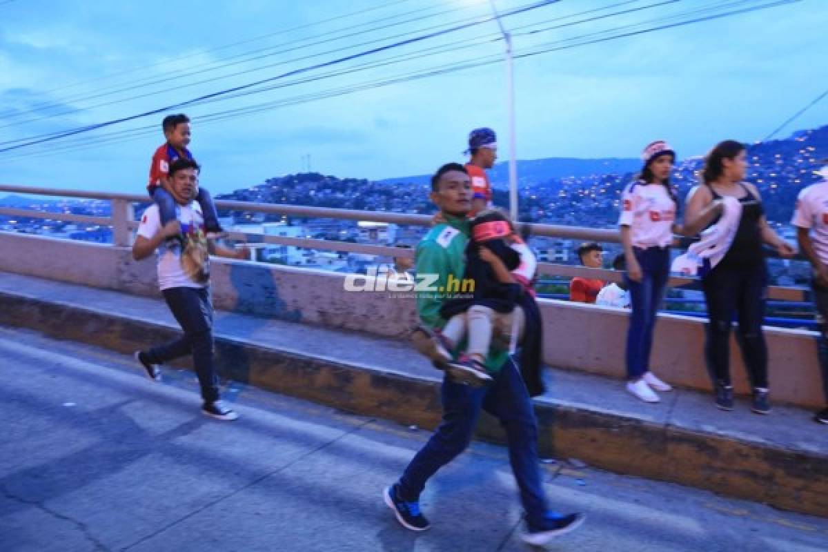 ¡Desmayados, disparos y gas lacrimógeno! El relajo en las afueras del Estadio Nacional